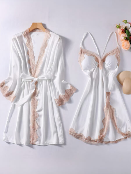 Ensemble kimono et nuisette en dentelle blanc pour femme, sur fond gris.