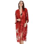 Kimono de nuit traditionnel rouge porté par une jeune femme brune, sur fond blanc.
