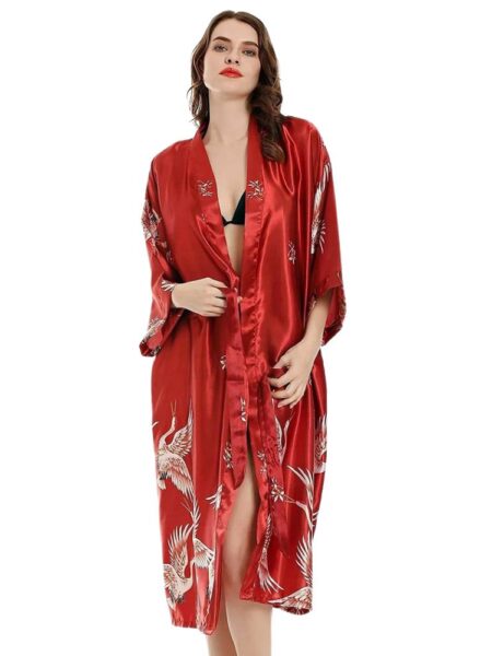 Kimono de nuit traditionnel rouge porté par une jeune femme brune, sur fond blanc.