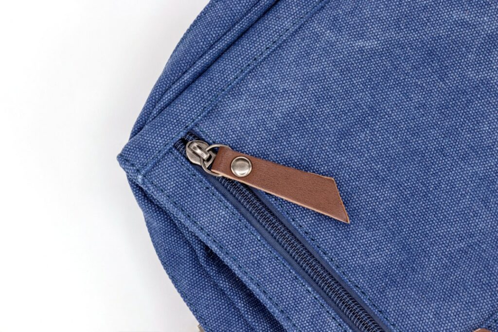 zoom sur le bord d'un sac en jeans avec une fermeture éclair.