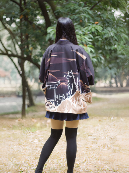 Une femme de dos montre son kimono au motif d'un loup dans la nuit japonaise