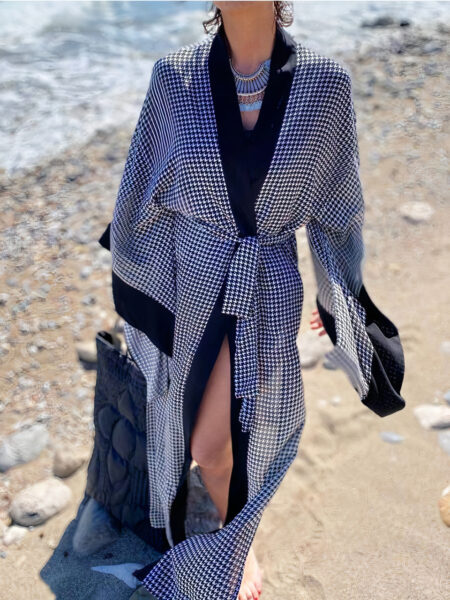 Une femme à la plage porte un beau kimono bohème, longue, à carreaux, bleu foncé et de taille large