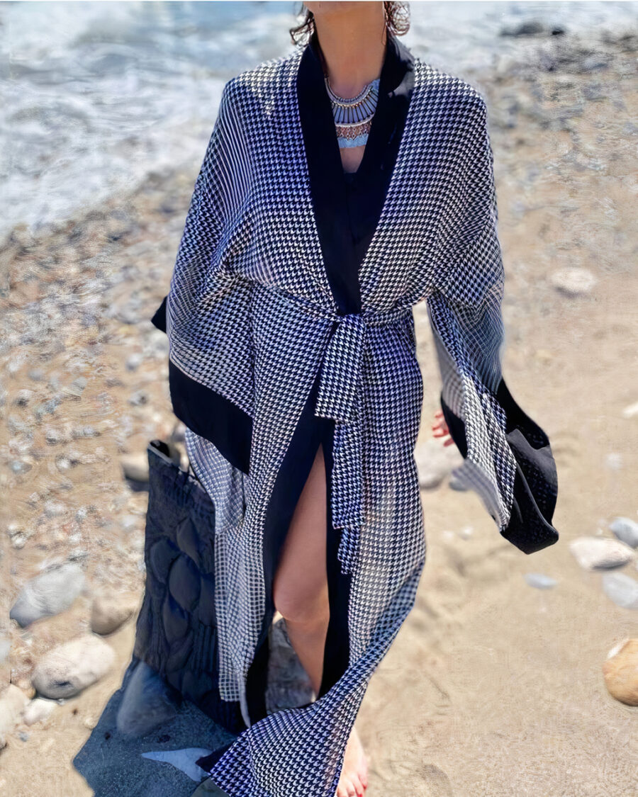 Une femme à la plage porte un beau kimono bohème, longue, à carreaux, bleu foncé et de taille large