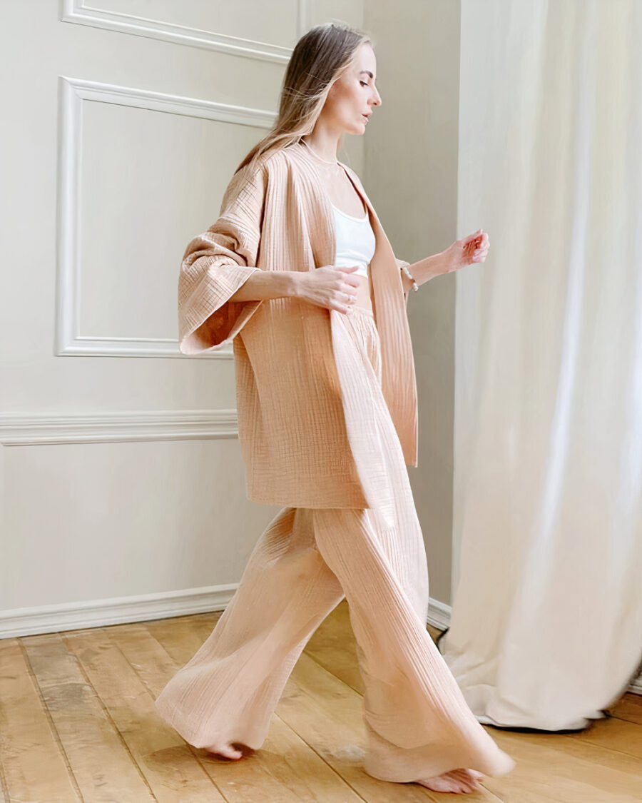 Ensemble kimono court femme en crêpe uni rose pâle