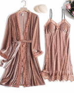 Ensemble nuisette et kimono rose en velours posés à côté d'un panier de fleurs roses