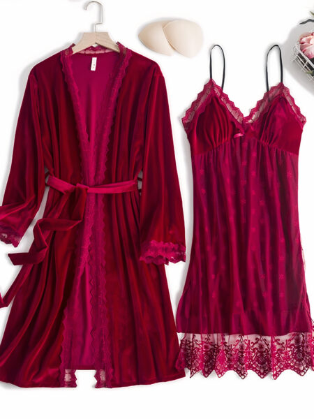 Ensemble nuisette et kimono rouge en velours posés à côté d'un panier de fleurs roses