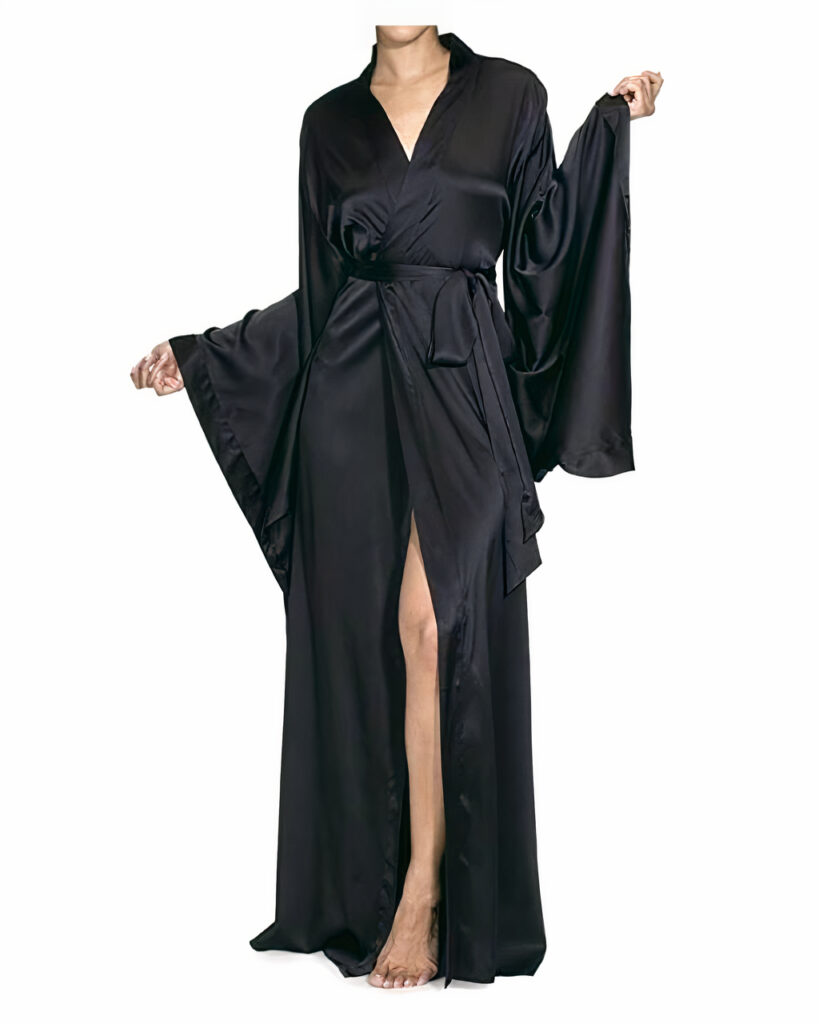 Kimono long de couleur noir porté par une femme