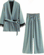 Ensemble pantalon kimono de couleur bleu avec des motifs en cercle de couleur jaune