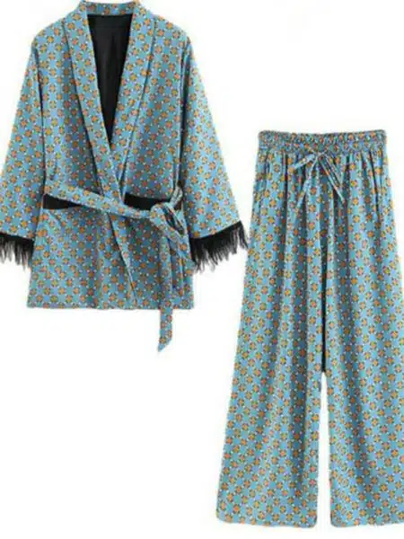 Ensemble pantalon kimono de couleur bleu avec des motifs en cercle de couleur jaune
