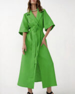 Kimono vert porté par une femme portant des sandales noires