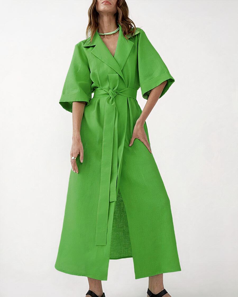 Kimono vert porté par une femme portant des sandales noires