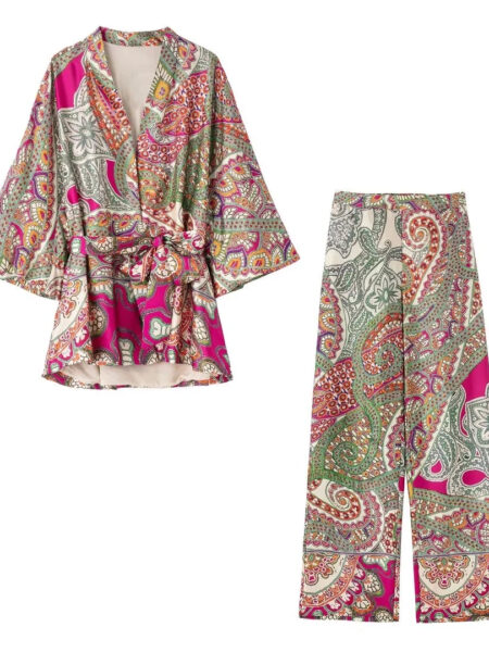 Un ensemble kimono pour femme coloré dans les tons de rose et vert fleuri comprenant un pantalon et un haut court. Les deux pièces sont dans le même coloris comprenant divers motifs fleuris et originaux dans les couleurs pastel