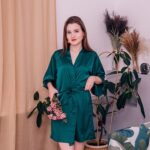 Kimono en satin vert court avec ceinture assortie