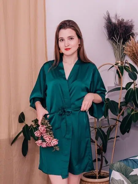 Kimono en satin vert court avec ceinture assortie
