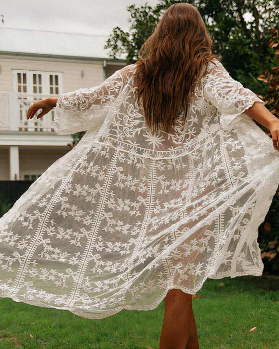Une femme de dos porant un kimono dentelle écru.
