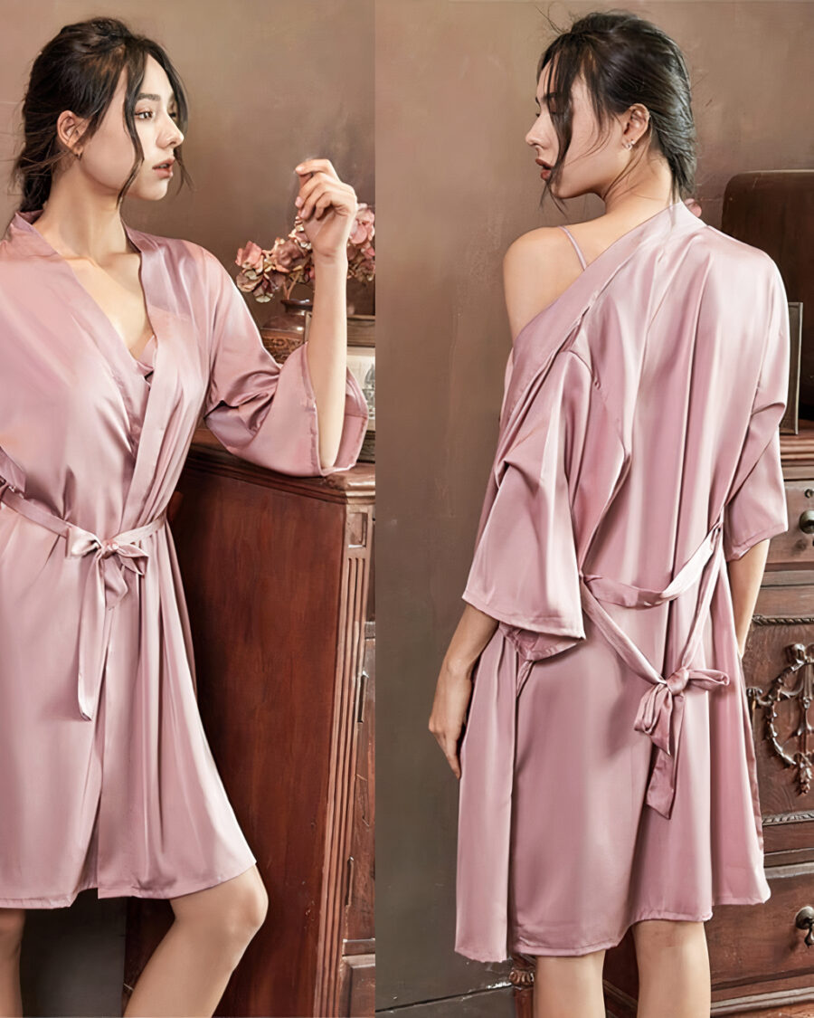 jeune femme vue de face à gauche et de dos à droite qui porte un kimono en satin rose avec une ceinture assortie