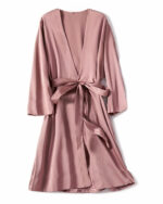 kimono court rose avec ceinture assortie présenté sur fond blanc