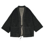 Kimono polaire noir court présenté sur fond blanc