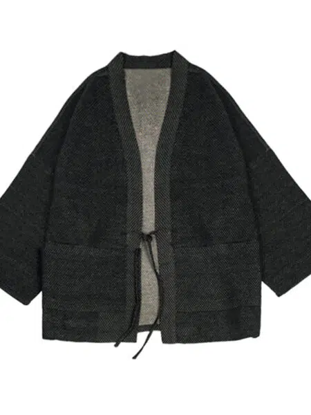 Kimono polaire noir court présenté sur fond blanc