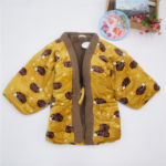 Kimono polaire court beige avec petits hérissons présenté à plat sur fond gris