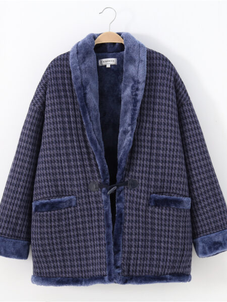 Kimono polaire court doux de couleur bleu et présenté sur fond blanc