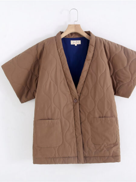 Kimono polaire court marron présenté sur cintre sur fond blanc