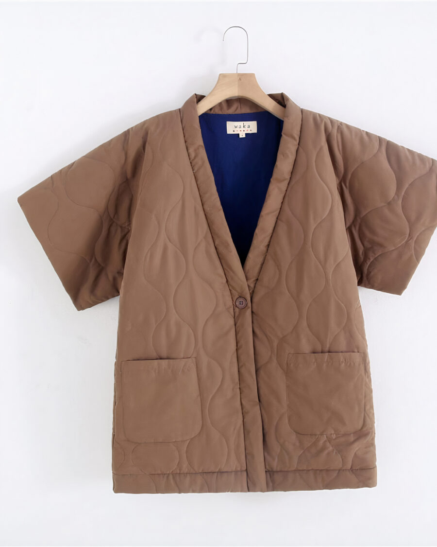 IMG_e0d Kimono polaire court marron présenté sur cintre sur fond blanc