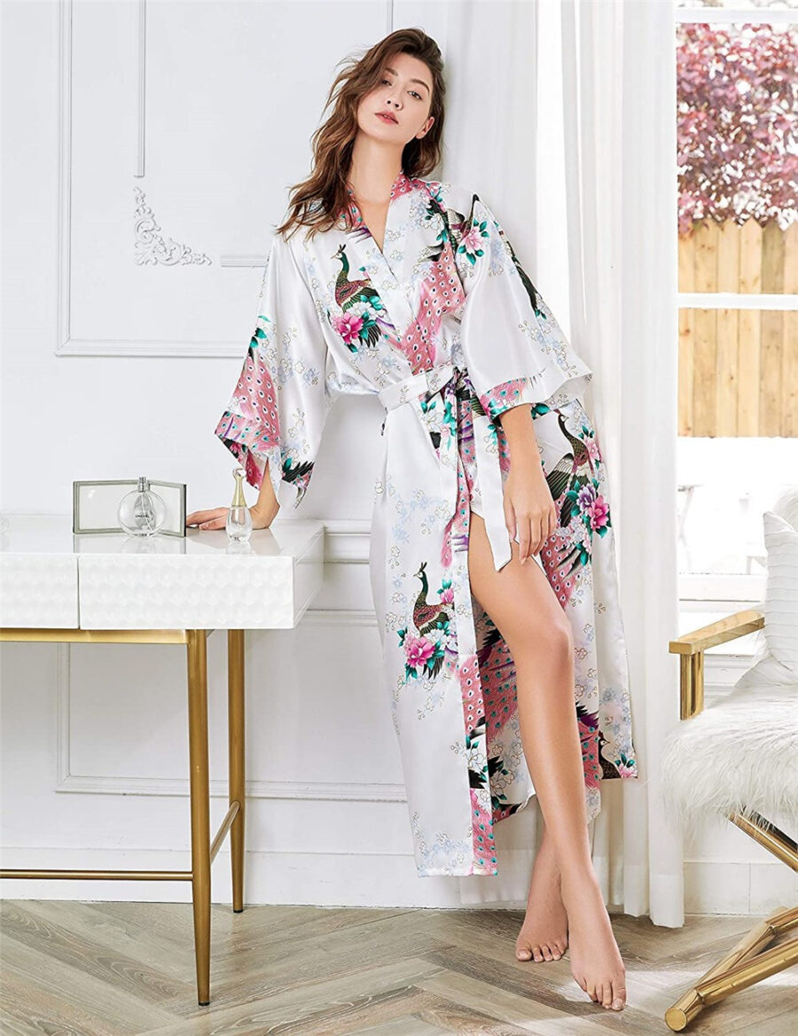 Kimono japonais femme bleu à motif de paon, porté par une femme adossée à un bureau blanc