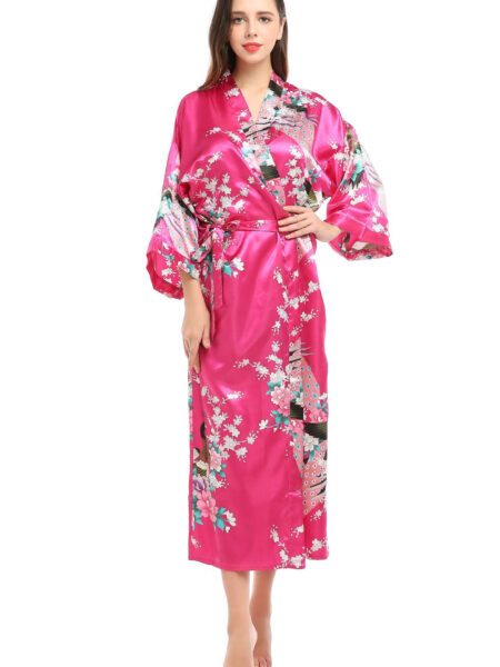 Kimono lingerie japonais femme rose à motif de paon, porté par une femme debout