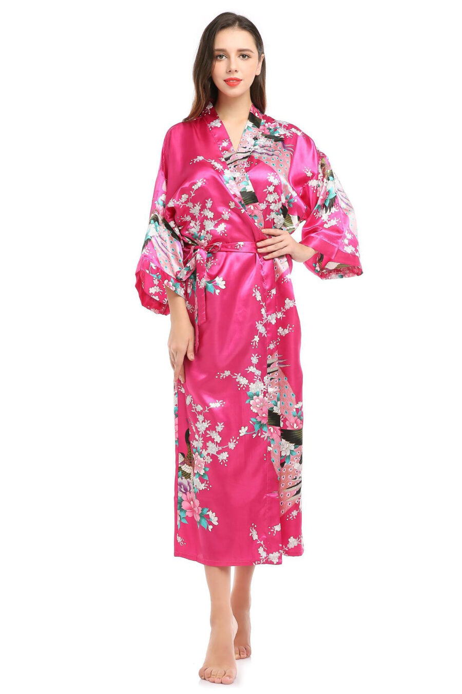 Kimono lingerie japonais femme rose à motif de paon, porté par une femme debout