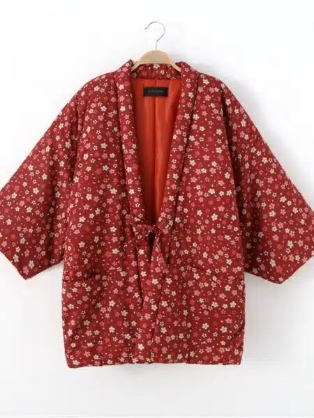 Kimono court rouge à motifs fleuris