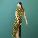 Robe japonaise de couleur vert à motifs dorés, portée par une femme dansant