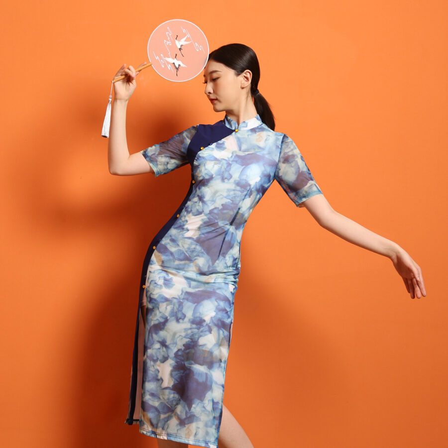 Robe japonaise de couleur blanche à motifs bleus, portée par une femme dansant avec un éventail