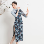 Robe japonaise bleue à motifs fleuris blancs, portée par une femme avec un éventail