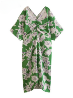 Robe kimono mi-longue verte avec fleurs délicates violettes présentée sur fond blanc