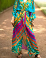 Kimono long femme motif multicolore avec ceinture assortie, présentéporté par une femme