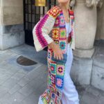 Kimono long femme tricoté multicolore porté par une femme dans la rue