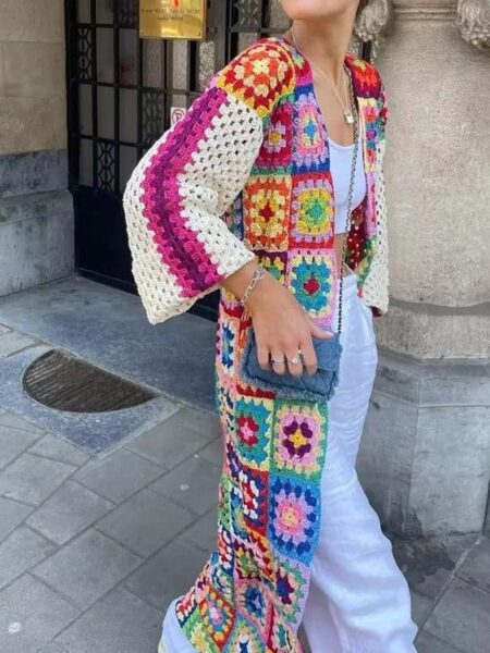 Kimono long femme tricoté multicolore porté par une femme dans la rue