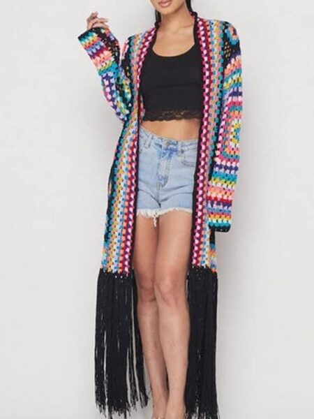 Kimono long femme motif multicolore avec longues franges noir, porté par une jeune femme