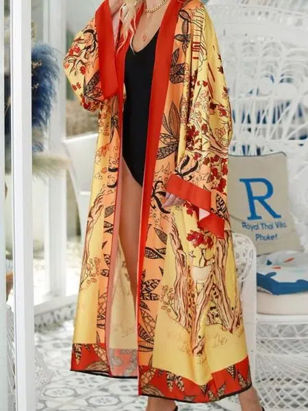 Kimono long femme rouge et doré porté par une femme qui se tient debout