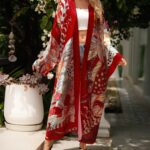 Kimono long femme rouge fluide porté par une jeune femme blonde