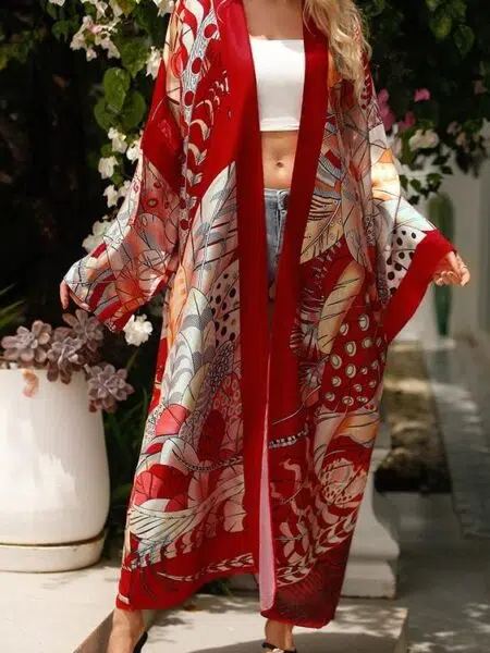 Kimono long femme rouge fluide porté par une jeune femme blonde