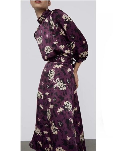 Robe kimono longue violette avec fleurs présenté portée par une femme