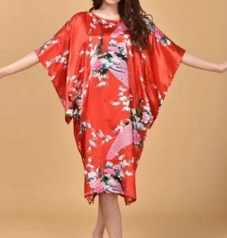 Robe kimono court soyeux rouge présenté sur mannequin