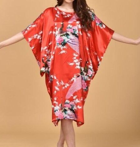 Robe kimono court soyeux rouge présenté sur mannequin