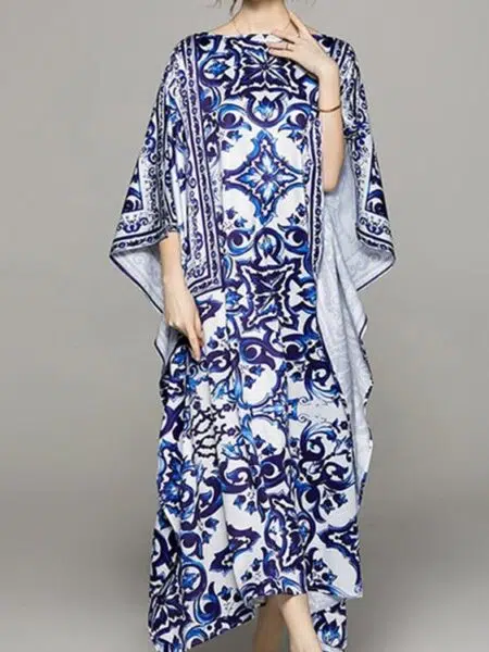 Robe kimono longue avec imprimés bleus porté par une jeune femme