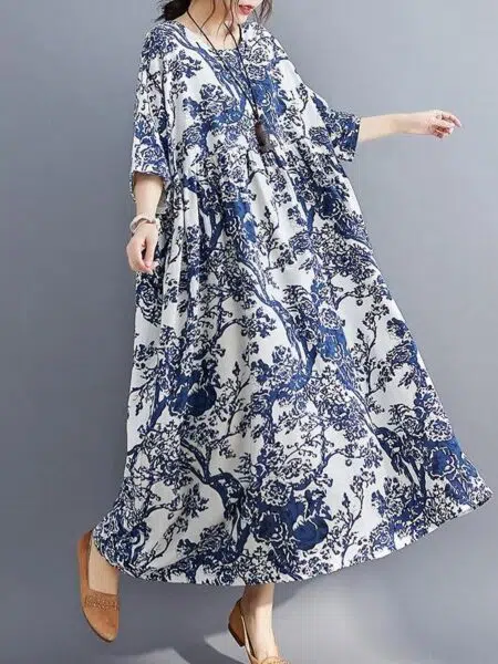 Robe kimono longue ample motif floral bleu et blanc, portée par une jeune femme dont on ne voit pas le visage