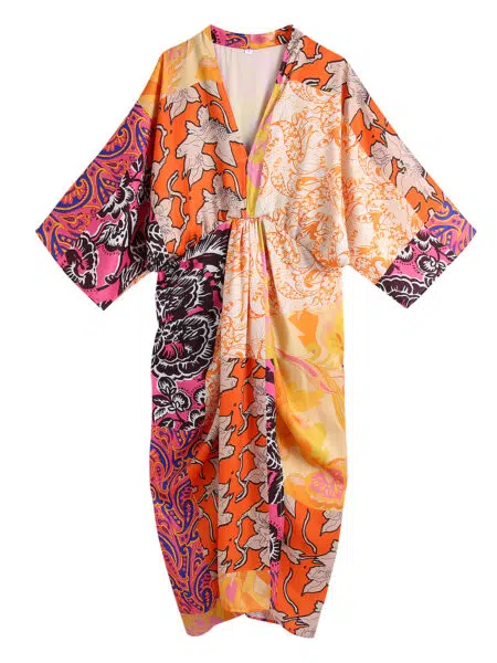 Robe kimono longue orange avec col V, présenté sur fond blanc