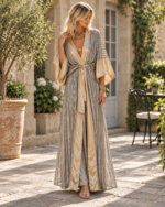 Robe kimono longue brillante portée en extérieur, vue de face