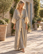 Robe kimono longue ouverte et ceinture nouée, vue en mouvement